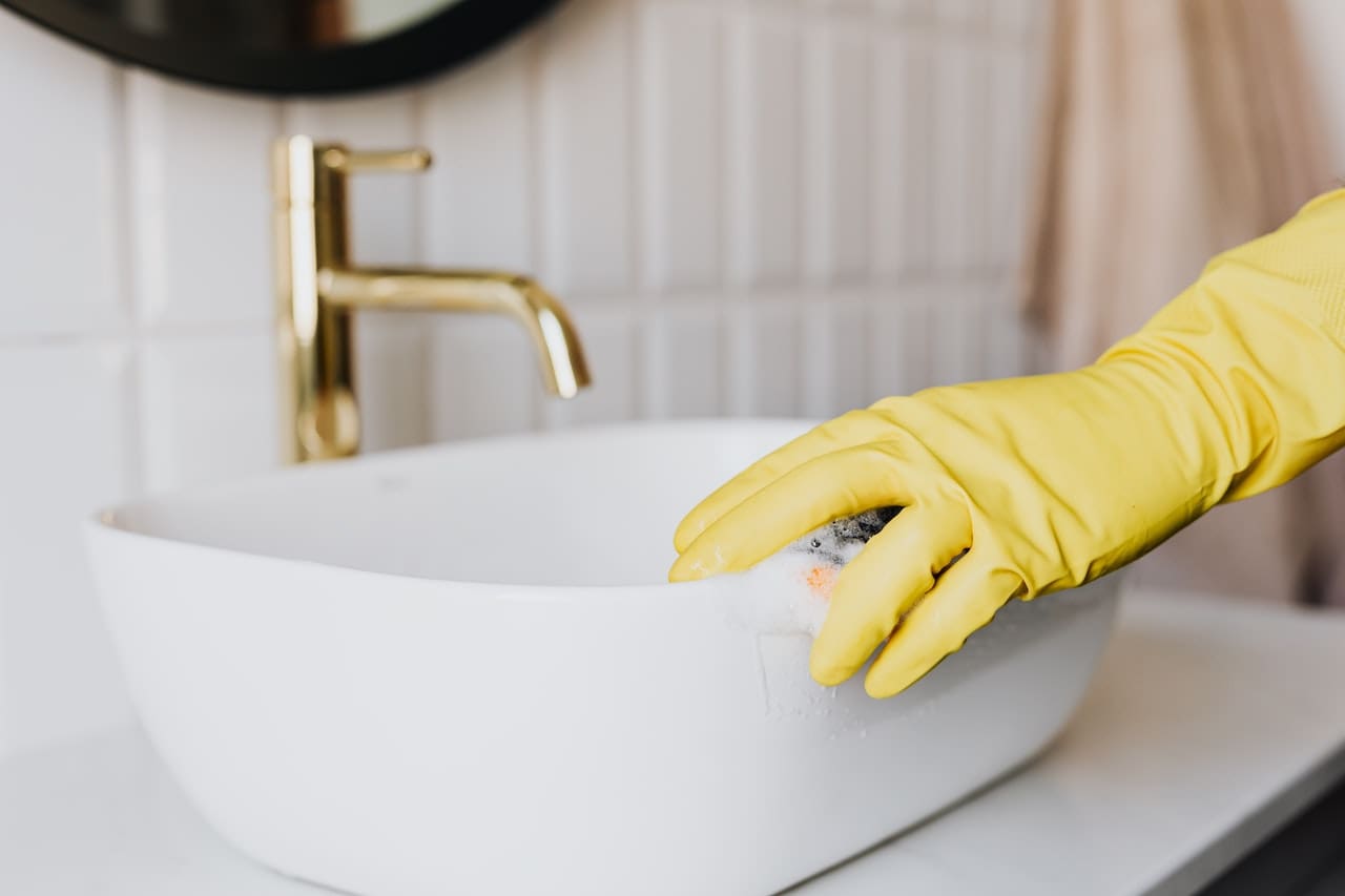 An image of a person holding a grimy filter removed from a kitchen faucet, emphasizing the need for filtration systems to improve water quality for everyday use in Dallas.